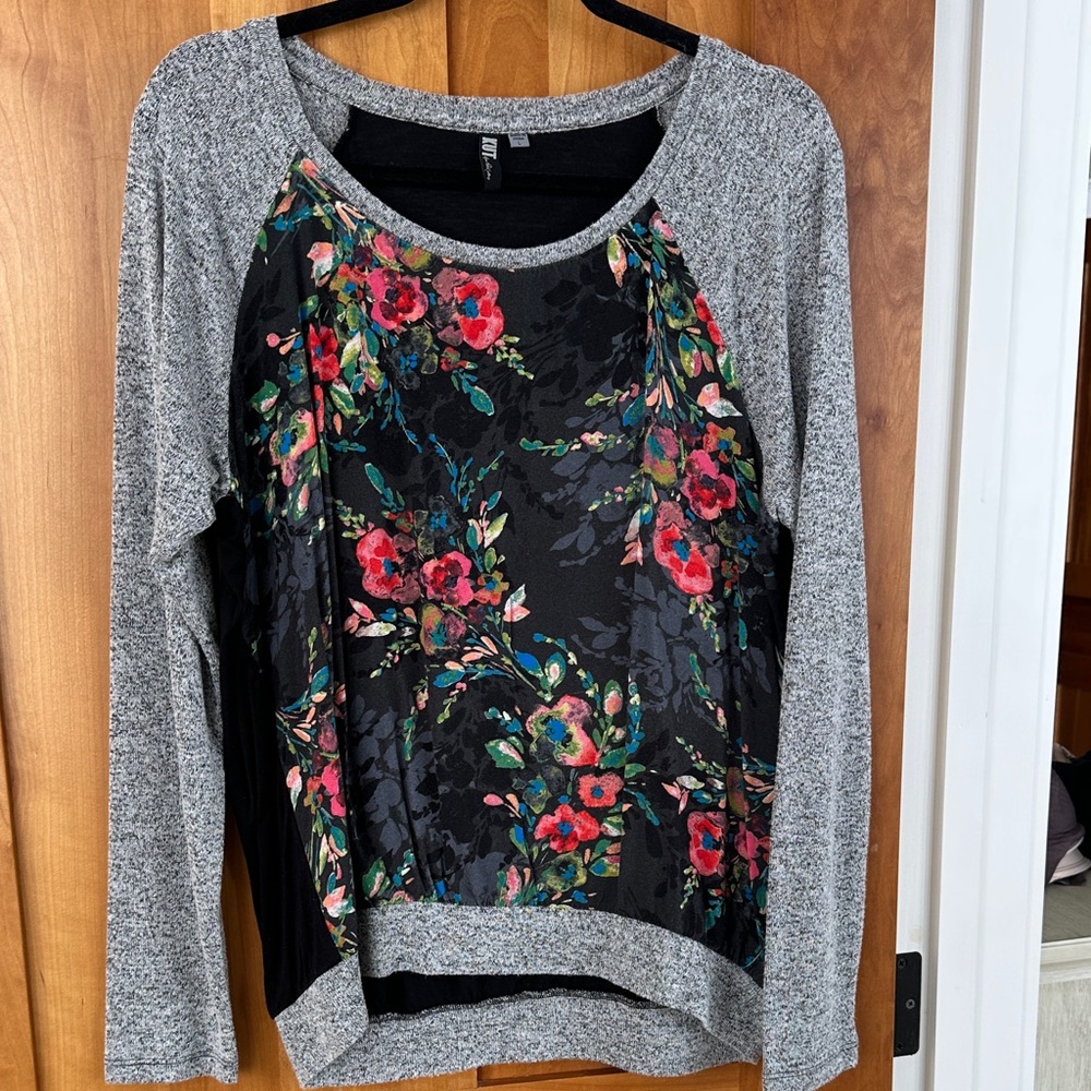 Women’s Floral Raglan Long-Sleeve Top - Black & Gray Kut From the Cloth